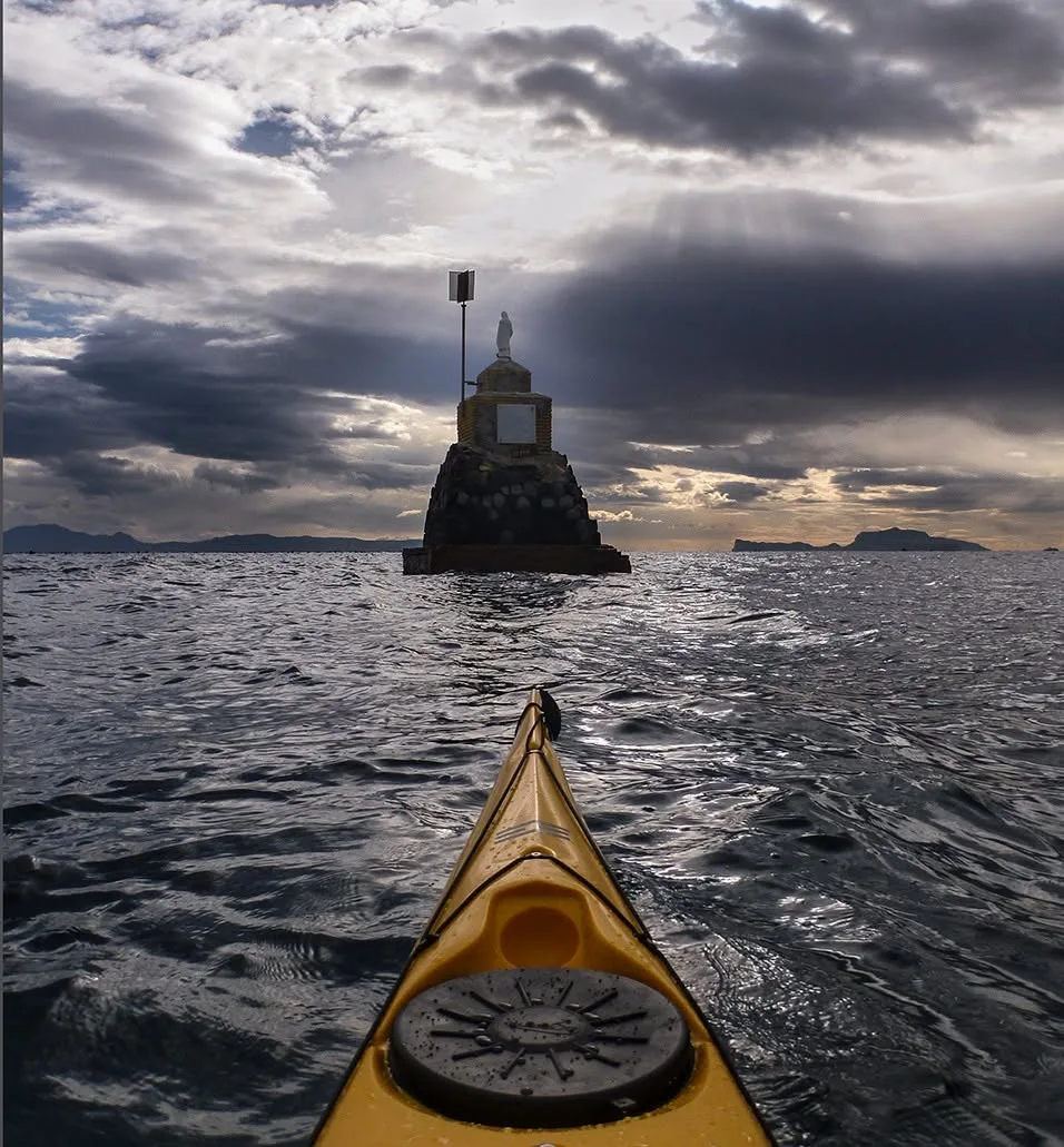 Il mare come spazio mentale: le fotografie in kayak di Ugo Pons Salabelle Il mare come spazio mentale: le fotografie in kayak di Ugo Pons Salabelle